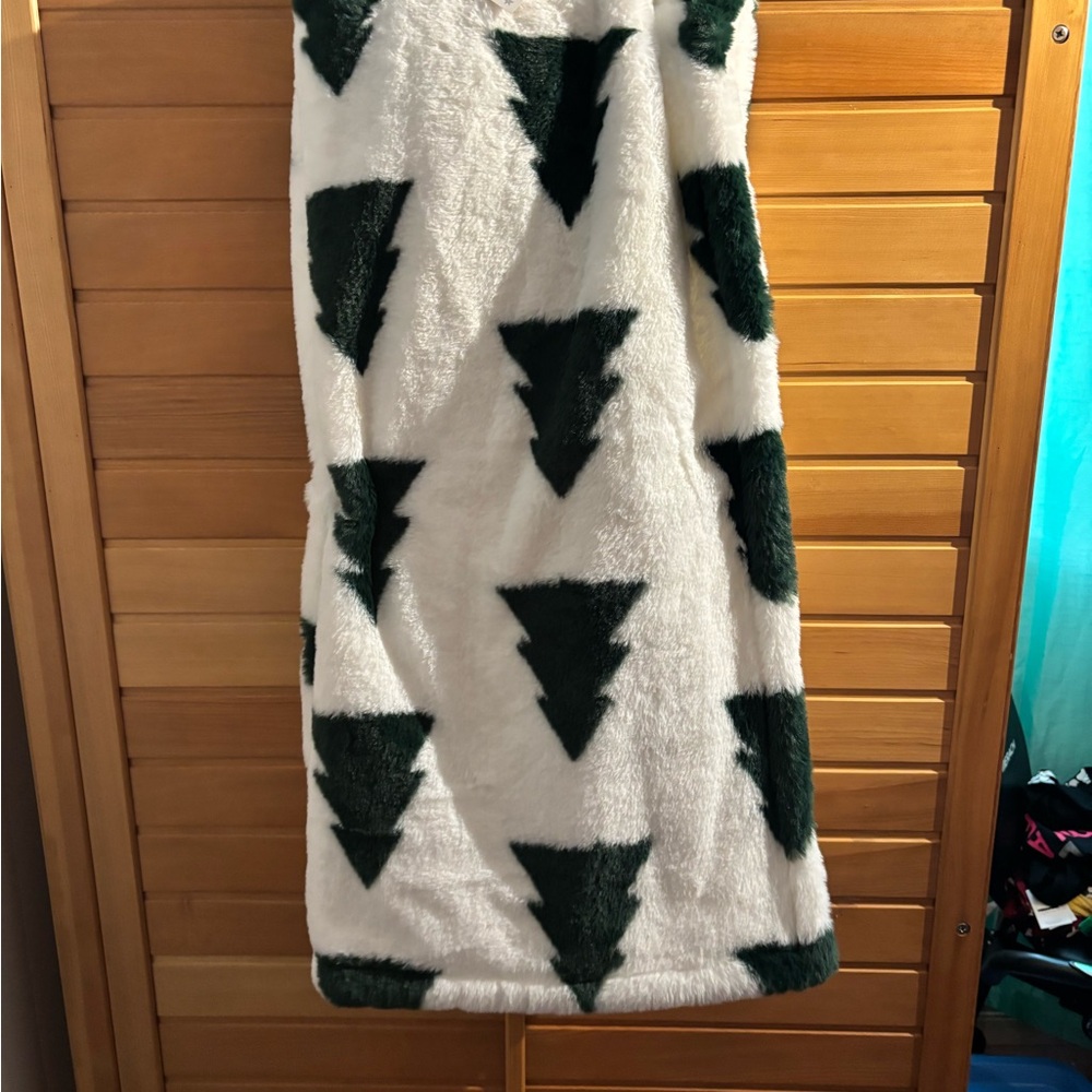 BNWT Super Thick Rachel Zoe Luxe Faux Fur Throw in White and Green